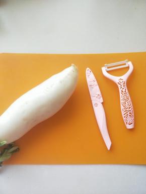 准备白萝卜，奈瓷刀小刀和削皮刀各一把