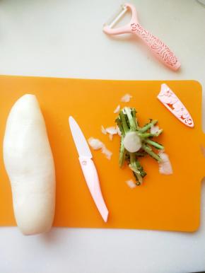 用奈瓷刀小刀削掉萝卜根部和身体白须