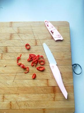 用奈瓷刀将小米辣切开去籽.纳米材质，镜面抛光技术，不会有细菌躲藏于毛孔之中。无残留，更放心。