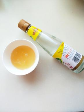准备蜂蜜和米醋
蜂蜜和米醋搅拌均均在加少许盐