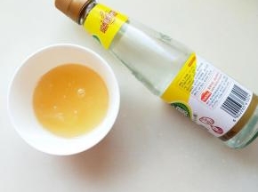 准备蜂蜜和米醋
蜂蜜和米醋搅拌均均在加少许盐