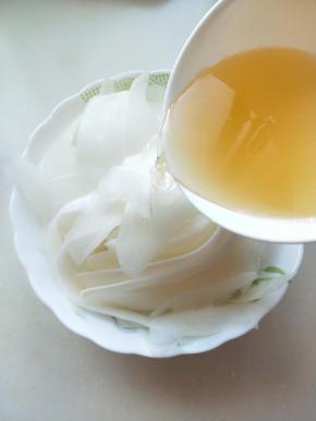 将搅拌好的糖醋酱汁倒入削好的萝卜延迟的中搅拌均匀，