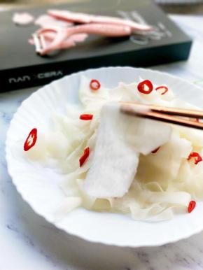 放冰箱冷藏十分钟即可
腌出的汁水，可直接倒进盘子或蘸着吃。