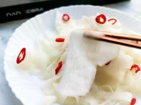 放冰箱冷藏十分钟即可
腌出的汁水，可直接倒进盘子或蘸着吃。