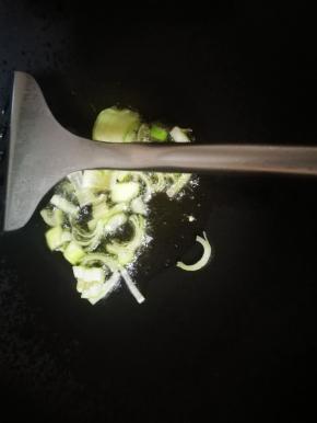 锅烧热，倒油，大葱切丝下锅