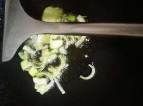 锅烧热，倒油，大葱切丝下锅