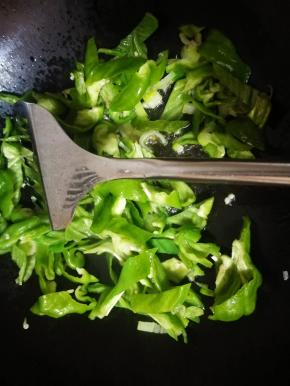 大葱炒香后倒入青椒翻炒