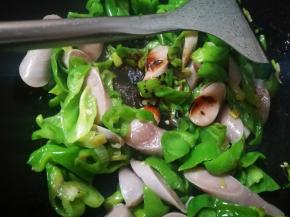 多翻炒几下，倒入生抽，老抽，为了颜色好看点