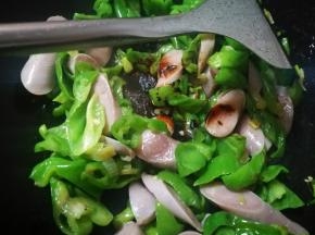 多翻炒几下，倒入生抽，老抽，为了颜色好看点