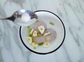 葱蒜切碎加入清水浸泡，放虾仁的碗中加入葱蒜，适量葱蒜水，加入盐腌制15分钟