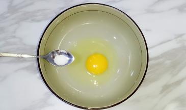 加入盐搅拌均匀