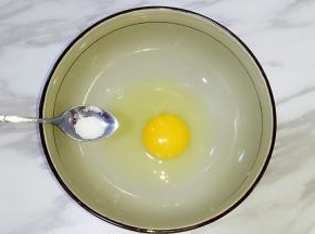 加入盐搅拌均匀