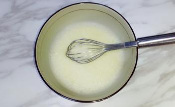 加入温水搅打均匀