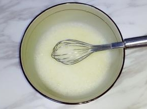 加入温水搅打均匀