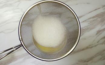 用滤网过筛去掉浮沫