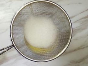 用滤网过筛去掉浮沫