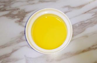 过滤好的鸡蛋液盖上盖子（或者盖上保鲜膜，用牙签在保鲜膜上戳几个小孔）