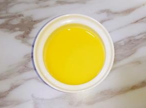 过滤好的鸡蛋液盖上盖子（或者盖上保鲜膜，用牙签在保鲜膜上戳几个小孔）