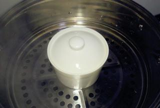 锅中烧开水，将鸡蛋液放入锅中