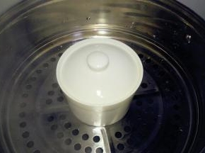 锅中烧开水，将鸡蛋液放入锅中