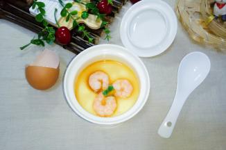 蒸好的鸡蛋羹淋上香油，味极鲜。