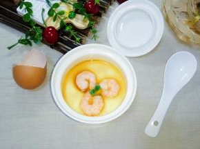 蒸好的鸡蛋羹淋上香油，味极鲜。