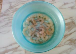 虾仁取出放入盆中，加入适量水解冻