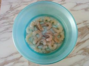 虾仁取出放入盆中，加入适量水解冻