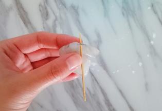 用牙签将虾线去除干净