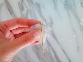 用牙签将虾线去除干净