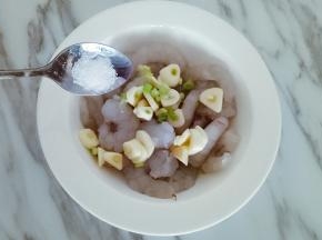 清理好的虾仁清洗干净，小葱和大蒜切碎放入小碟中，加入适量清水放置半小时，将葱蒜水放入虾仁中，加入小勺盐腌制半小时