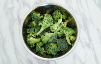 西兰花切小朵，盆中放清水加入1勺盐，将西兰花浸泡15分钟