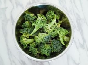 西兰花切小朵，盆中放清水加入1勺盐，将西兰花浸泡15分钟