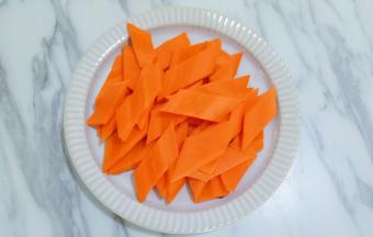 胡萝卜清洗干净，切成菱形胡萝卜片