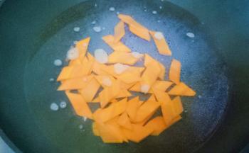 锅中加适量水烧开，放入胡萝卜焯水1分钟，捞出沥干水份备用