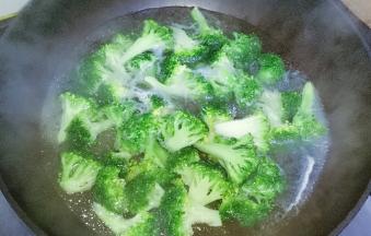 西兰花焯水1分钟，捞出沥干水份备用
