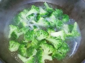 西兰花焯水1分钟，捞出沥干水份备用