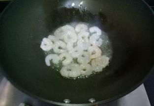 锅中倒油烧热，放入虾仁翻炒片刻