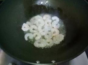 锅中倒油烧热，放入虾仁翻炒片刻
