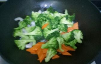 放入西兰花翻炒均匀