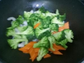 放入西兰花翻炒均匀