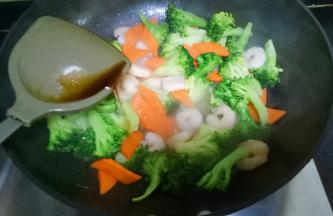 加入1勺蚝油，1勺味极鲜翻炒片刻