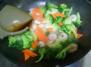 加入1勺蚝油，1勺味极鲜翻炒片刻