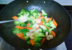 加入一勺鸡粉翻拌均匀，关火