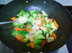 加入一勺鸡粉翻拌均匀，关火