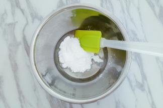 将玉米油、糖粉倒入打蛋盆中