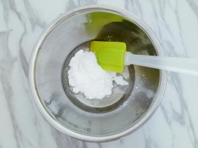 将玉米油、糖粉倒入打蛋盆中