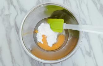 加入鸡蛋液、盐混合均匀