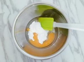 加入鸡蛋液、盐混合均匀