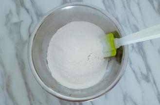 将低筋面粉和泡打粉混合均匀，过筛到液体中